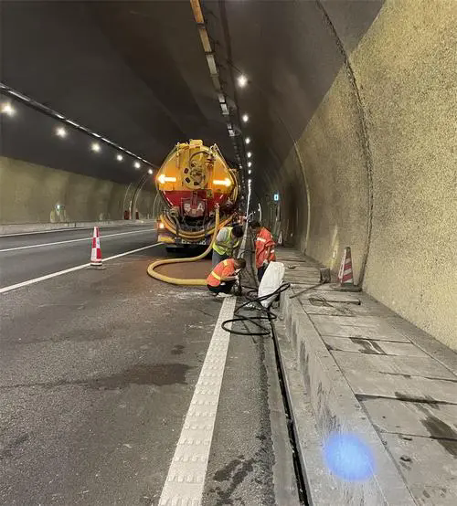 大峪镇隧道排水渠清淤